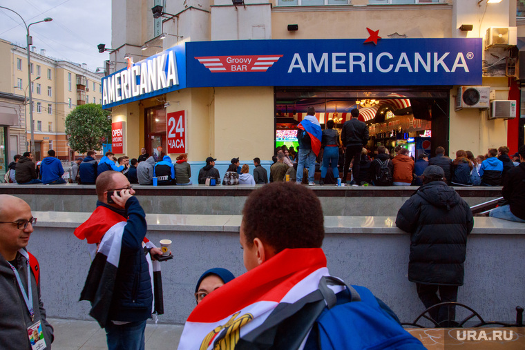 В Москве «больше трех» собираются на Никольской, в Екатеринбурге — у бара «Американка»