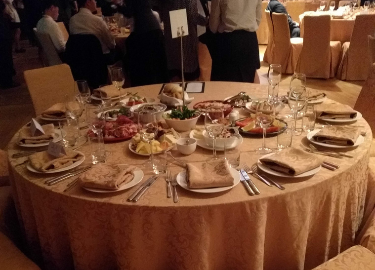 Для гостей было накрыто 15 столов с корейской и российской кухней