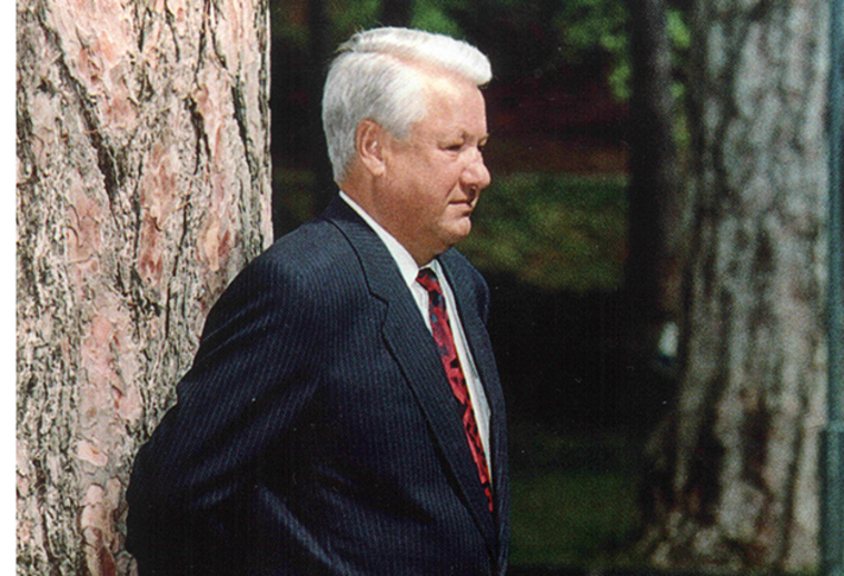 Ельцин не постеснялся прийти на захоронение царских останков