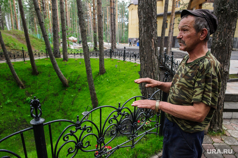 Местный житель Николай рассказывает, что еще несколько лет назад дно шахты было завалено досками и бревнами