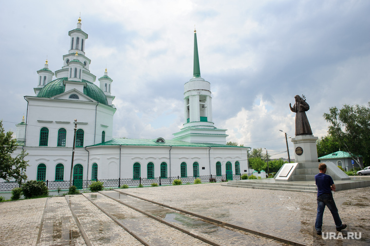 Главный храм Алапаевска — Свято-Троицкий собор, рядом с которым — памятник Елизавете Федоровне