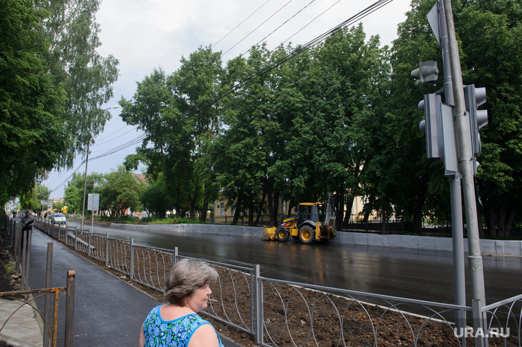 В Алапаевске заасфальтировали центральную улицу Ленина, где была «дыра на дыре»