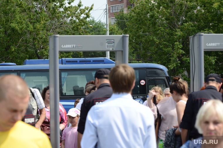 Арендованные автобусы привозили рабочих ЧКПЗ прямо ко входу в сквер Колющенко, где были установлены рамки металлоискателей