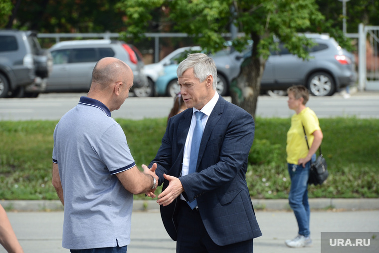 Валерий Гартунг (справа) поздоровался с начальником полиции Сергеем Мироновым, который был в штатском