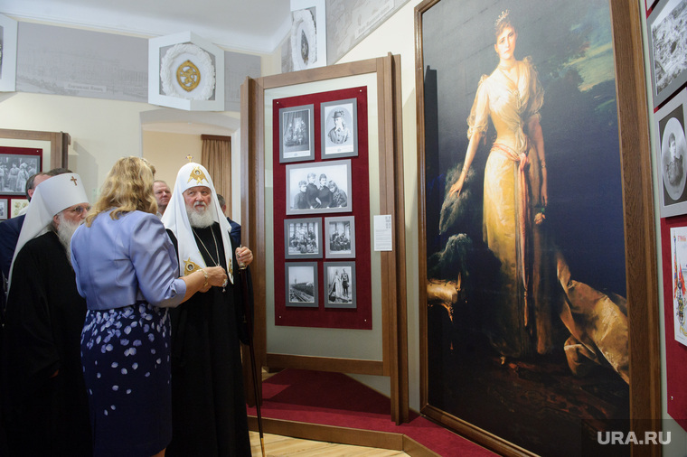 Святейший возле портрета великой княгини Елизаветы Федоровны