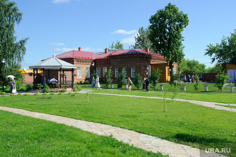 Вид на Напольную школу со стороны храма женского монастыря
