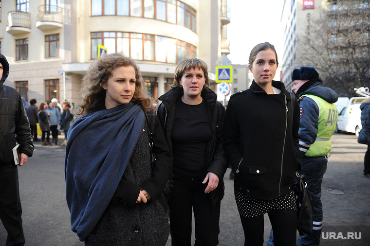 За свою акцию члены Pussy Riot Мария Алехина (на фото слева) и Надежда Толоконникова (на фото справа) получили два года колонии. По новой акции на Pussy Riot заведены только административные дела