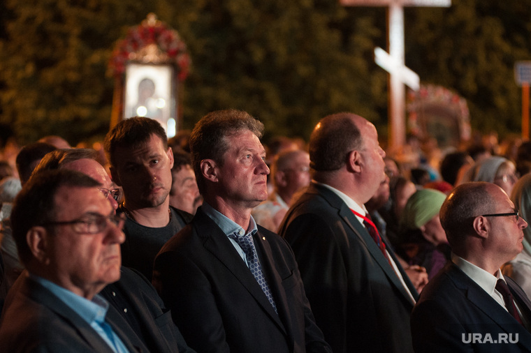 Глава УГМК Андрей Козицын посетил службу, а потом шел крестным ходом среди простого народа