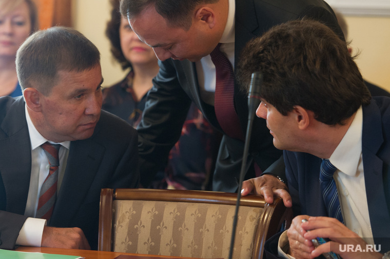 Салихов (в середине) организовывает работу губернатора, Швиндт (слева) ведет комиссии, которые вел Тунгусов, а Высокинский (справа) — кандидат в мэры