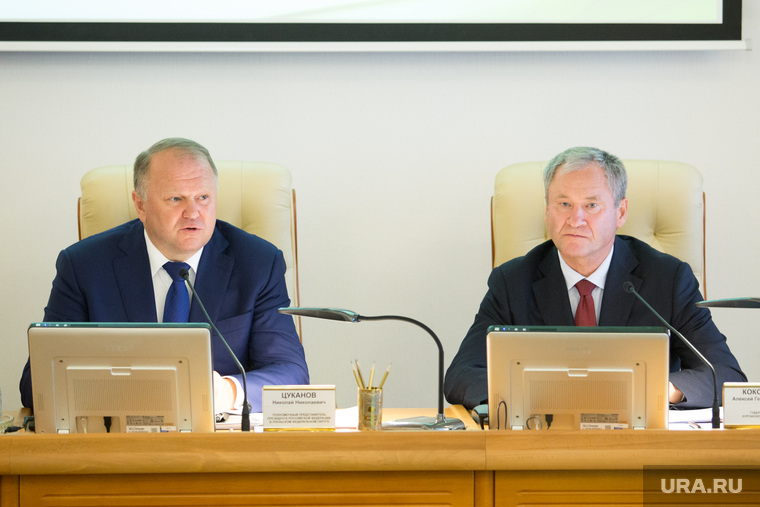 Николай Цуканов (слева) во время своего визита в Курган критиковал регион за плохие социально-экономические показатели, но отметил: работы губернатора его критика не касается