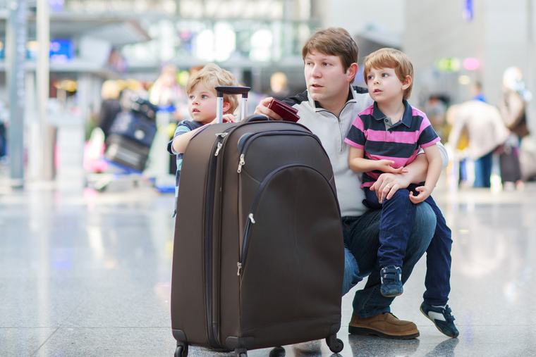 Новиков Илья, туристы, ребенок, пассажиры в ожидании, чемоданы, аэропорт, путешествие