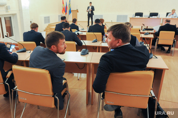 Евгений Степовик (слева) на правах спикера должен войти и в новый состав конкурсной комиссии, но еще два места могут стать яблоком раздора