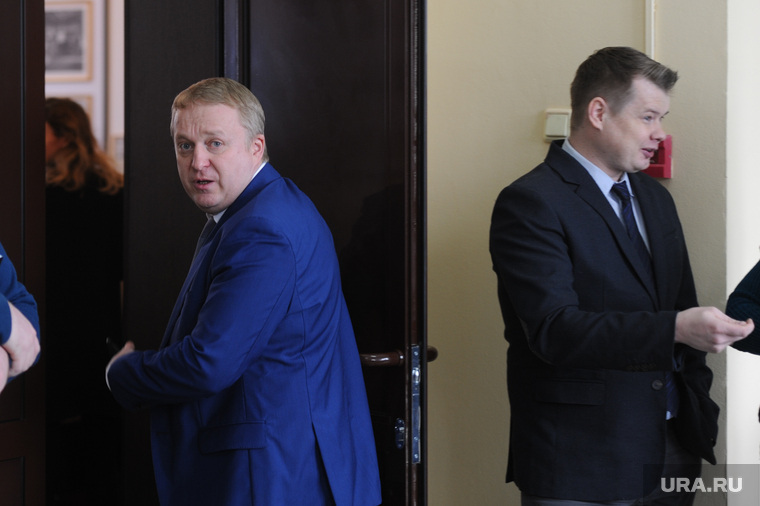 Олег Дубровин (слева) пока не справляется с формированием информповестки, считают эксперты