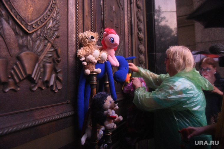 Митингующие прикрепляли игрушки к дверям Верховного суда