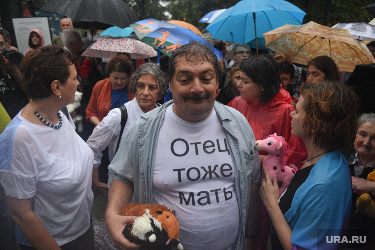 Одним из именитых участников митинга стал писатель Дмитрий Быков
