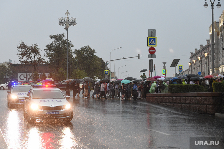 Полиция сопровождала митингующих и даже помогала переходить дорогу, загораживая путь машинам