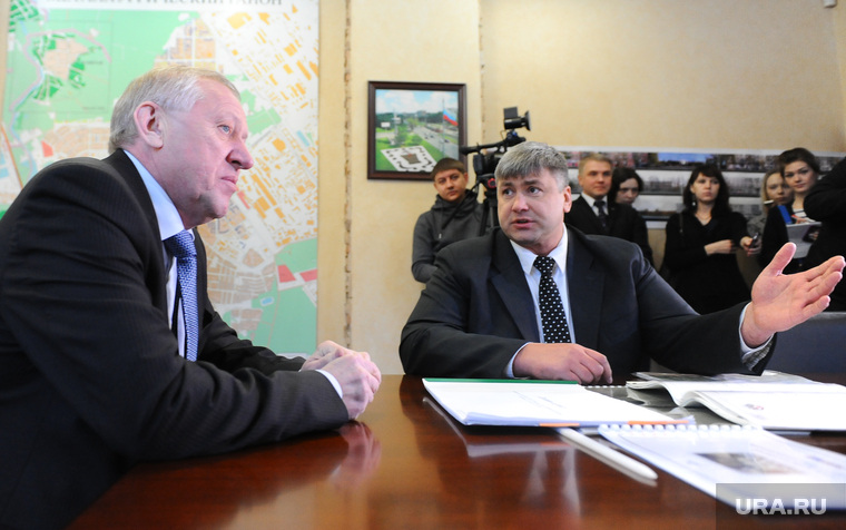 Коммунальщики полагают, что Дмитрий Петров (справа) подвел мэра Евгения Тефтелева