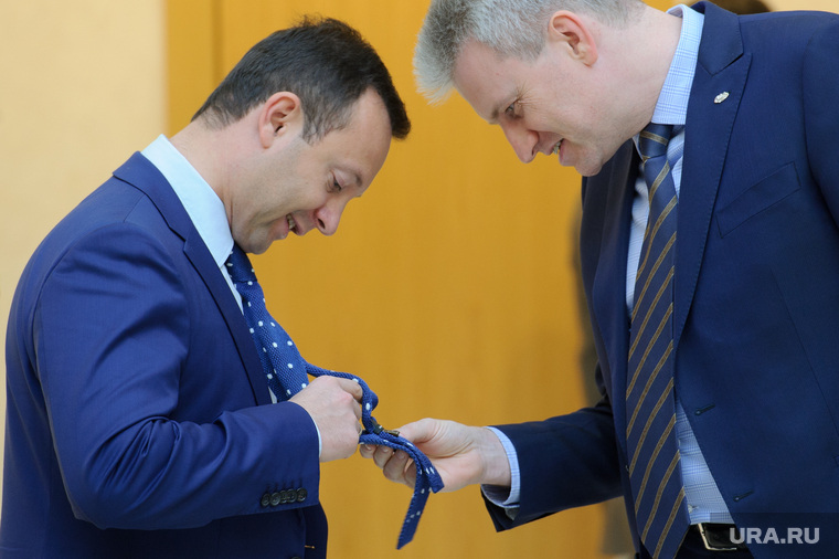 Депутат свердловского Заксобрания Алексей Коробейников хвастается своим модным галстуком перед политтехнологом Андреем Станкевичем