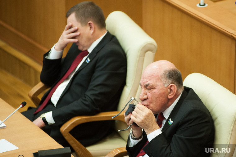 Депутаты Заксобрания Владимир Радаев (справа) и Альберт Абзалов слушают отчет губернатора Свердловской области
