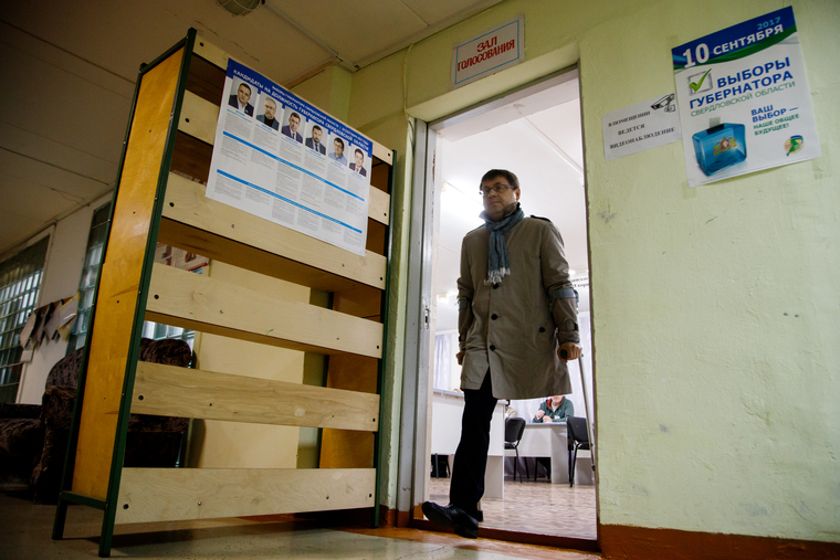 Депутат гордумы Екатеринбурга Дмитрий Сергин покидает избирательный участок, где проголосовал за губернатора Свердловской области