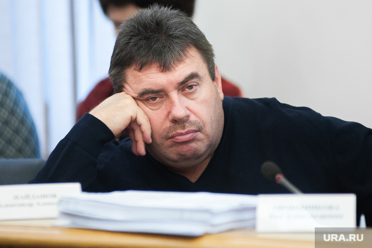 Депутат Александр Найданов грустит на заседании гордумы Екатеринбурга