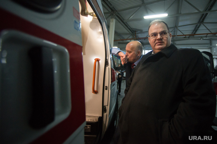 Министр здравоохранения Свердловской области Андрей Цветков вручает ключи от машин скорой помощи уральским медикам