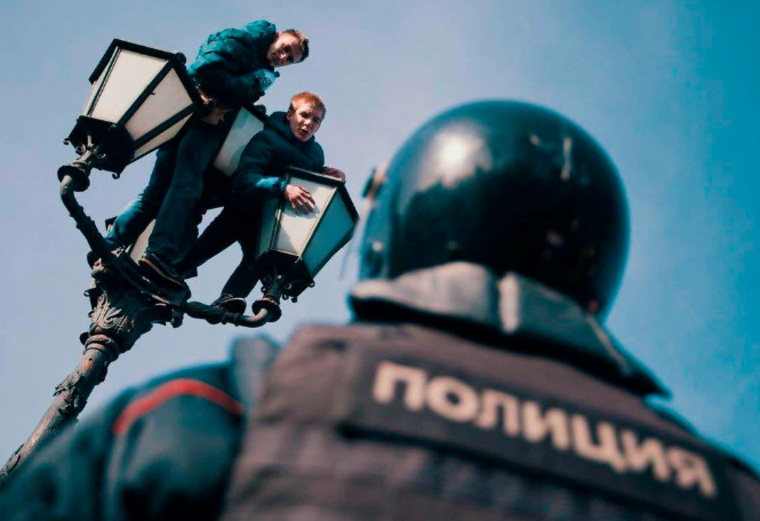 Роман Шингаркин был тем самым подростком, забравшимся на фонарь на антикоррупционном митинге в марте 2017 года