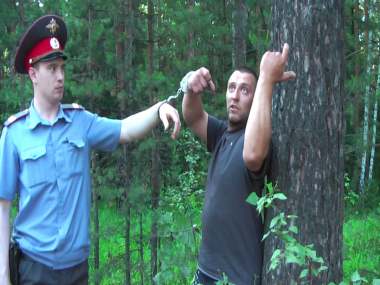 Один из защитников Сагры, Сергей Зубарев, показывает полиции, как оборонял деревню