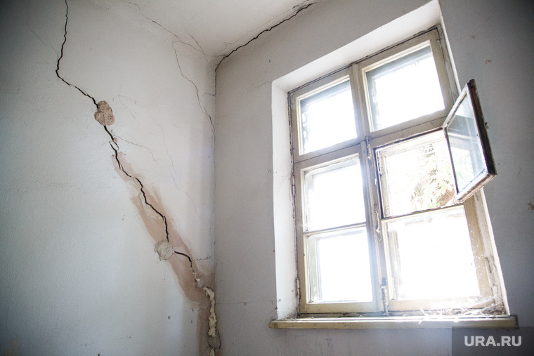 Претензии к строителям — жилые дома и школы на Ямале разваливаются сразу после сдачи в эксплуатацию.