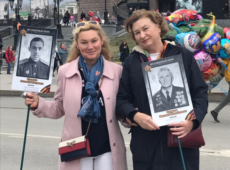 Екатерина Бэнкс (Падерина) вместе со своей мамой на акции «Бессмертный полк» в Екатеринбурге