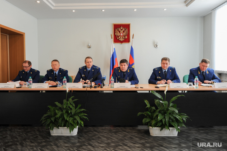 Евгений Саломатов (слева) и Андрей Оборок (второй справа) могут оставить должности замов Виталия Лопина (второй слева)