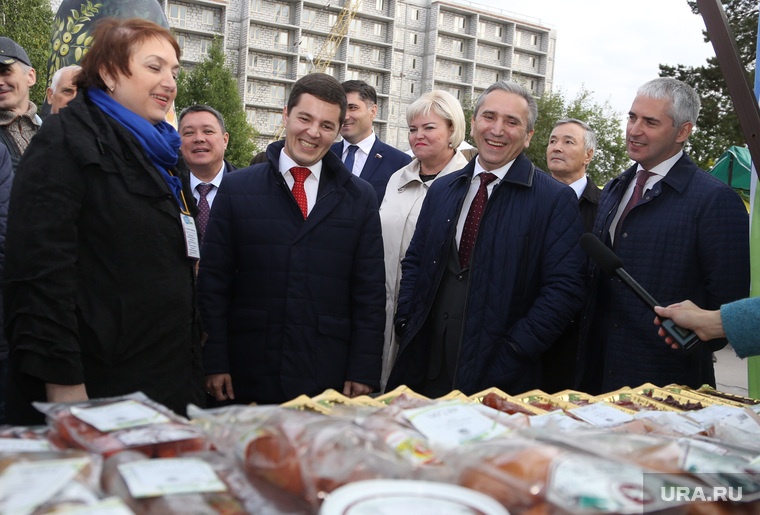 Добрые улыбки врио губернаторов и сопровождающих вызвали и колбасный ряд Тюменских производителей