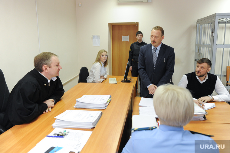 Александр Зимин (слева) может перейти в облсуд после приговора по громкому делу Николая Сандакова (справа)