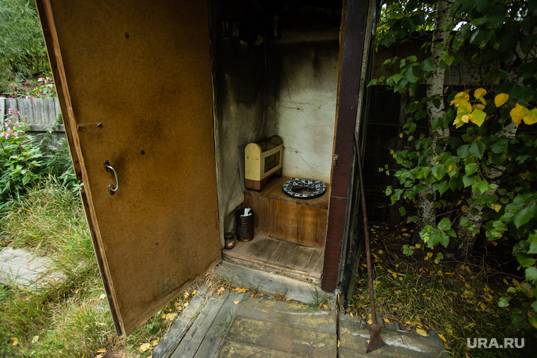 Зимой в Сургуте может доходить до -60, но туалеты в балках только на улице