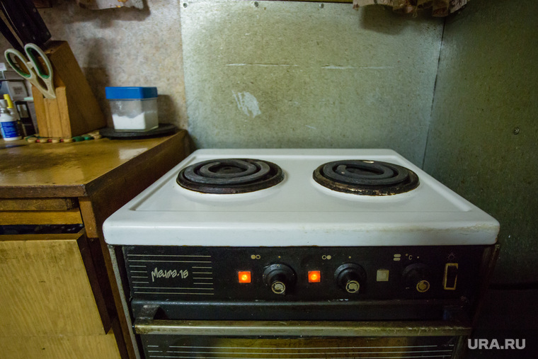 Отопление уже дали, но в ветхих домах холодно, поэтому включены плиты