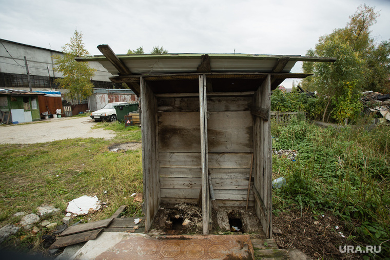 Туалет возле балков в промзоне, которые до сих пор не признаны жильем