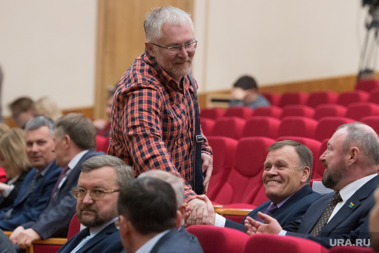 Константин Киселев (в центре) демонстрирует удивительный аппетит: единственный представитель партии «Яблоко» в думе, но претендует на собственную комиссию