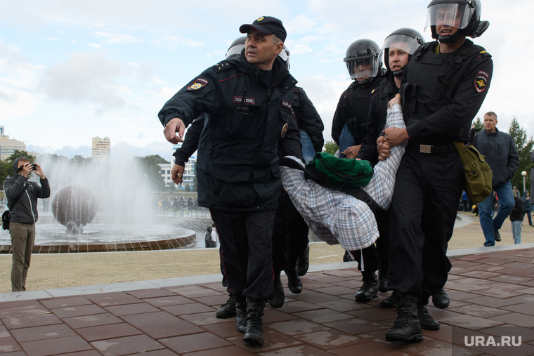 Свердловская полиция при Бородине прославилась лояльным отношением к митингующим. Тем поразительнее были действия конкурирующих с полицией сотрудников Росгвардии, крутивших людей во время протеста против пенсионной реформы