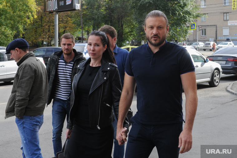 Николай Сандаков пришел в суд после обеда с супругой Ириной Сандаковой