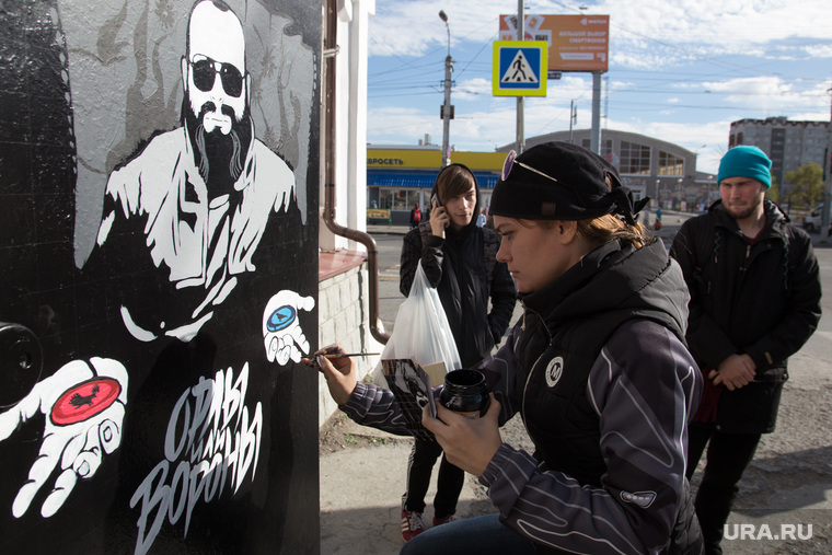Граффити с изображением Макса Фадеева в образе из фильма «Матрица». Курган