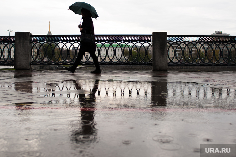 А в Екатеринбург пришла настоящая осень с ее затяжными дождями. Горожане прячутся под зонтами…