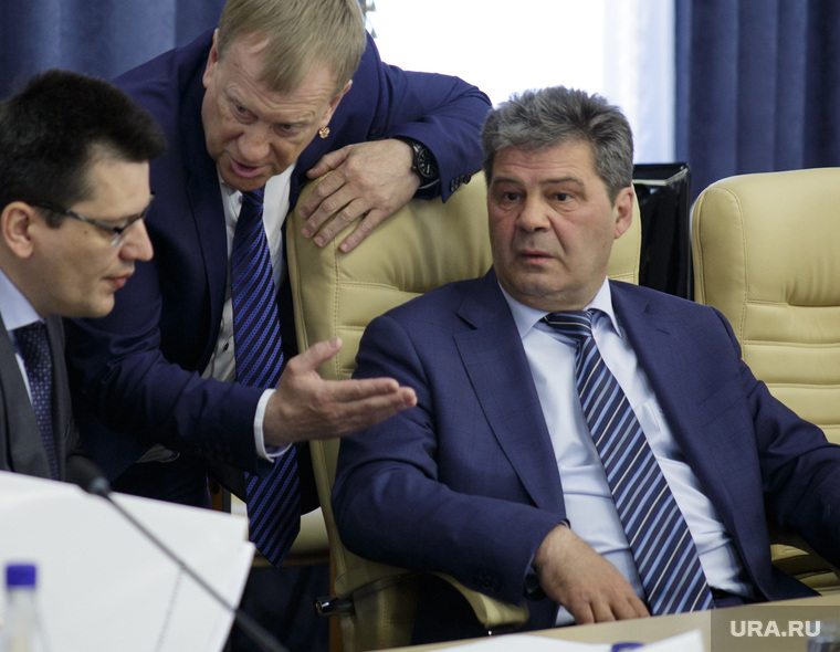 За счет опыта и близости к местным элитам Роман Кокшаров (справа) оказался впереди политического блока администрации