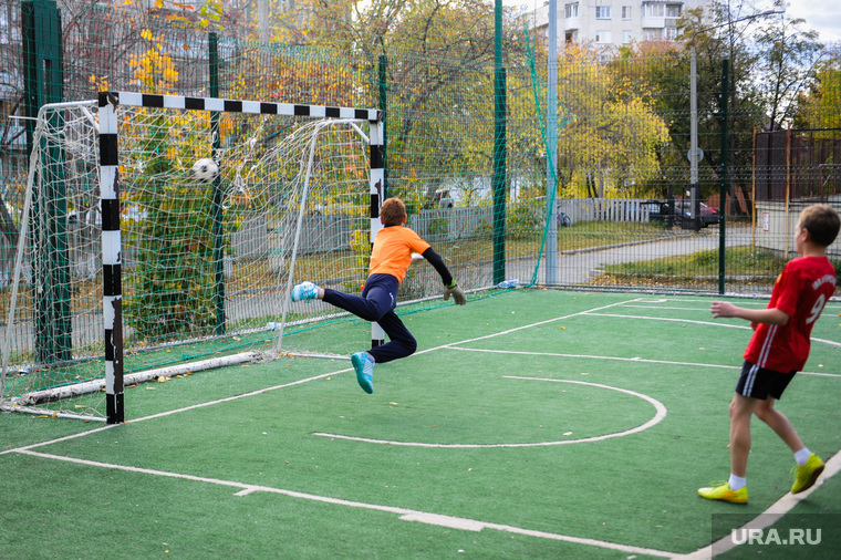 Такие спортивные площадки при школах есть далеко не во всех учебных заведениях Челябинска