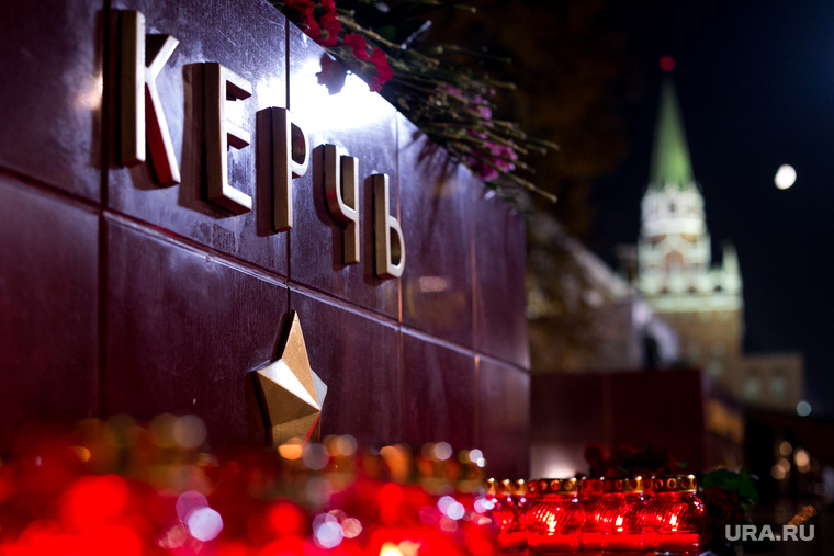 Мемориал памяти в Александровском саду по погибшим во время массовой стрельбы в Керченском политехническом колледже. Москва