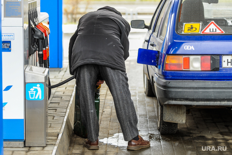 АЗС нашли немало хитростей, чтобы автолюбители по-прежнему выкладывали большие деньги за топливо