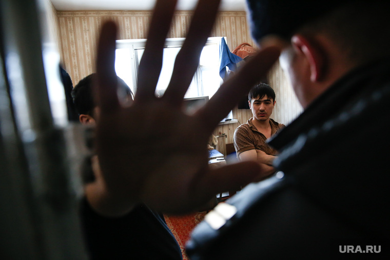 Рейд полиции и сотрудников УФМС по нелегальным мигрантам. Район Черный Мыс. Сургут