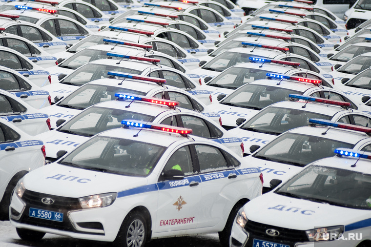 Вручение свердловским полицейским ключей от новых автомобилей. Екатеринбург , машина дпс, машины, полиция, правоохранительные органы, гибдд, дпс, автомобили