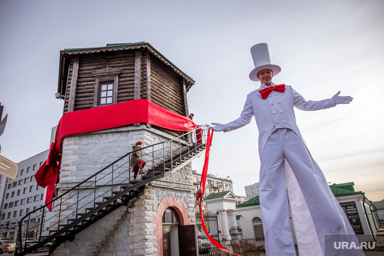 Открытие второго музейного этажа водонапорной башни на Плотинке. Екатеринбург, карнавальный костюм, ходули, водонапорная башня