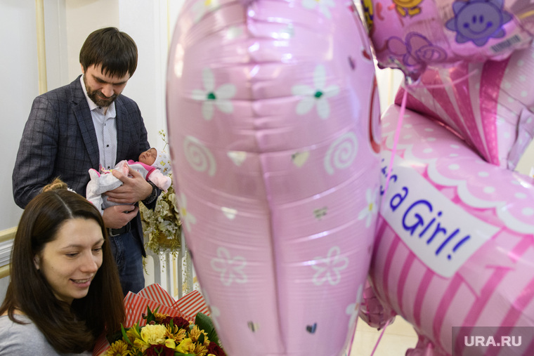 Вручение семье Плаксиных свидетельства о рождении дочери. Екатеринбург, воздушные шарики, плаксин сергей