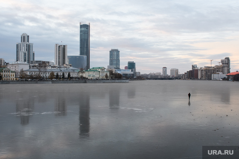 Виды Екатеринбурга, лед, человек на льду, город екатеринбург, зима